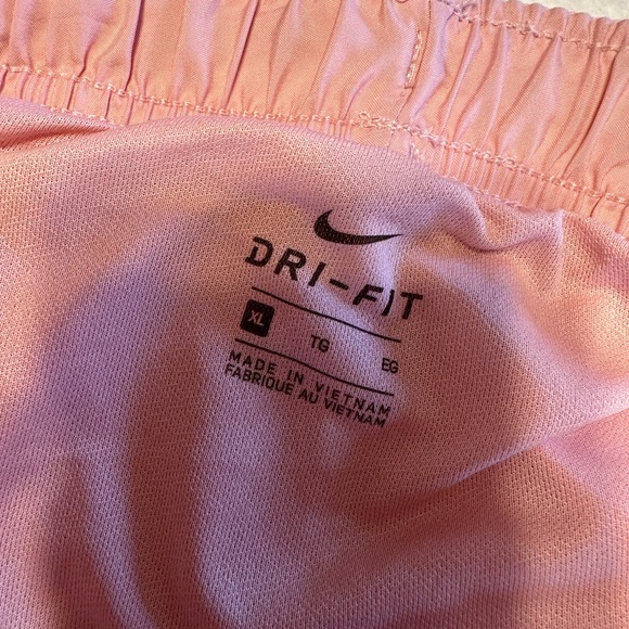 Brand New Women’s Pink Nike Athletic Shorts XL - Picture 2 of 3